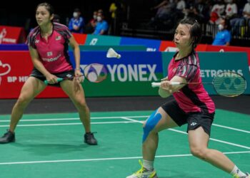 Anna Cheong-Teoh Mei Xing mudah menyingkirkan pasangan Ireland, Kate Frost-Moya Ryan pada Terbuka Malaysia di  Axiata Arena, Bukit Jalil hari ini. - UTUSAN/FARIZ RUSADIO