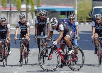 ANUAR Manan (depan) ketika beraksi bersama Terengganu Cycling Team dalam Le Tour de Langkawi 2016.