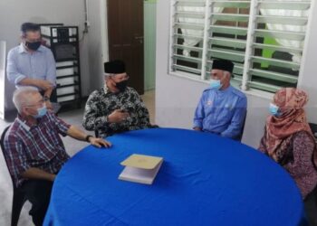 ANNUAR Musa (dua dari kiri) berbual bersama Ahmad Jamil Shuib (dua kanan) dan Noor Davini Zainal Abidin (kanan) di Rumah Pangsa Jalan Hospital, Ipoh, Perak semalam. - UTUSAN/MOHAMAD HAFIZI MOHD. SAID
