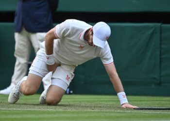 ANDY Murray menahan kesakitan pangkal paha selepas terjatuh semasa menentang Oscar Otte dalam pusingan kedua perseorangan lelaki hari ketiga Kejuaraan Wimbledon 2021 di The All England Tennis Club, Wimbledon, London, semalam. – AFP
