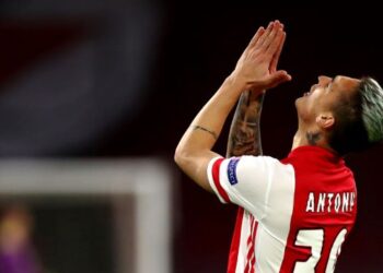 ANTONY terdesak untuk menyertai Manchester United.