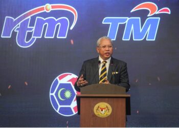ANNUAR Musa berucap pada majlis pelancaran RTM selaku Rakan Penyiar Unifi untuk Bola Sepak Liga Malaysia 2022 di Putrajaya di sini, hari ini. - UTUSAN/FAISOL MUSTAFA