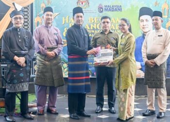 ABDUL Muie Ngah (tiga dari kiri) menyampaikan anugerah kepada salah seorang guru cemerlang sambil diperhatikan Wan Munadi Wan Mamat (tiga dari kanan) pada Hari Bertemu Pelanggan JPN terengganu di Kuala Terengganu, hari ini. - UTUSAN/PUQTRA HAIRRY ROSLI