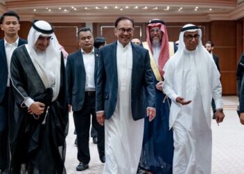 ANWAR Ibrahim ketika mengadakan sesi pertemuan bersama kepala industri perniagaan yang terlibat dalam sektor perdagangan serta pelbagai sektor strategik di Arab Saudi, baru-baru ini. - FOTO/PEJABAT PM