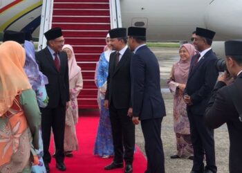 ANWAR Ibrahim disambut mesra oleh Pengiran Muda Mahkota Al-Muhtadee Billah sebaik tiba di Lapangan Terbang Antarabangsa Brunei, pada pukul 3.15 petang tadi. - FOTO/PMO