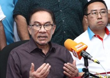 ANWAR Ibrahim dan Chang Lih Kang (kanan) dalam sidang akhbar di Pejabat PKR Perak, Ipoh hari ini. - FOTO/MUHAMAD NAZREEN SYAH MUSTHAFA