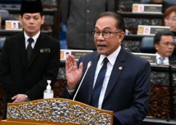 ANWAR Ibrahim ketika mengangkat sumpah sebagai Ahli Parlimen Tambun di hadapan Yang Dipertua Dewan Rakyat semalam. - FOTO/IHSAN JABATAN PENERANGAN MALAYSIA