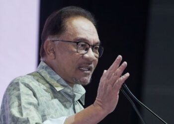 ANWAR Ibrahim berucap pada majlis pelancaran Skim Keselamatan Sosial Suri Rumah dan Karnival Kerjaya MYFutureJobs di Pusat Konvensyen Kuala Lumpur, hari ini. - FOTO/AMIR KHALID
