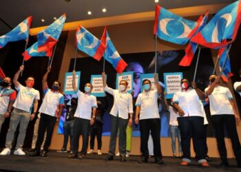 ANWAR Ibrahim (tengah) bersama anggota AMK mengibarkan bendera PKR pada majlis Pelancaran Jentera AMK di Hotel Double Tree by Hilton, Johor Bahru. - FOTO/RAJA JAAFAR ALI
