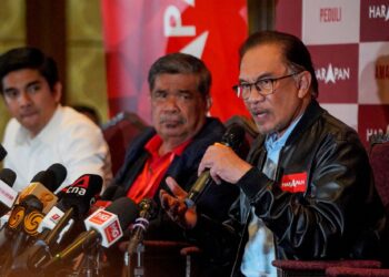 Anwar Ibrahim pada sidang aklhbar pengumuman keputusan Pilihan Raya Umum ke-15 bagi parti Pakatan Harapan di Hotel Grand Dorsett, Subang. - UTUSAN/AMIR KHALID