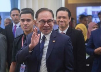 ANWAR Ibrahim hadir ke Mesyuarat Pertama Penggal Pertama Parlimen ke-15, di Bangunan Parlimen hari ini. - FOTO/SHIDDIEQIIN ZON