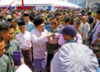 ANWAR Ibrahim menyantuni orang ramai dalam majlis sambutan Hari Raya Aidilfitri Malaysia Madani di Dataran Merdeka, Kuala Lumpur, semalam. – MINGGUAN/SHIDDIEQIIN ZON