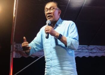 ANWAR Ibrahim berucap pada ceramah di Ipoh semalam. - FOTO/LIYANA RAMLI