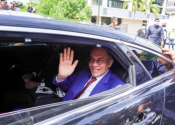 ANWAR Ibrahim keluar dari Istana Negara selepas menghadap Yang di-Pertuan Agong di Istana Negara Kuala Lumpur, hari ini. - UTUSAN/SHIDDIEQIIN ZON