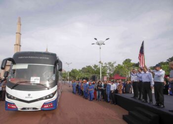 Anwar Ibrahim (dua dari kanan) melepaskan pasukan sukarelawan penjawat awam pasca banjir ke Johor di Dataran Putrajaya, semalam. Seramai 1,520 orang terlibat dalam misi itu. – UTUSAN/FAISOL MUSTAFA