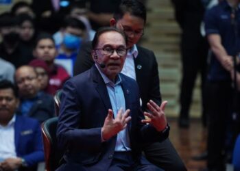 ANWAR Ibrahim menyampaikan amanat kepada pelajar-pelajar tajaan JPA di Institusi Pendidikan Tinggi pada Program Cakna Madani di Dewan Canselor Tun Abdul Razak (DECTAR), Universiti Kebangsaan Malaysia, Bangi, hari ini. - UTUSAN/AMIR KHALID