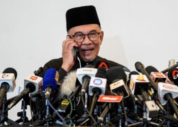 Anwar Ibrahim menerima panggilan daripada Presiden Turki ketika sidang media selepas mengangkat sumpah sebagai Perdana Menteri Ke-10 di Kelab Golf Sg Long, Kajang, semalam .