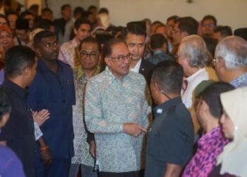 ANWAR Ibrahim ketika hadir ke Majlis Pelancaran Buku Tradition and Civilization di INSTAC-IIUM, Kuala Lumpur, hari ini. - FOTO/SHIDDIEQIIN ZON