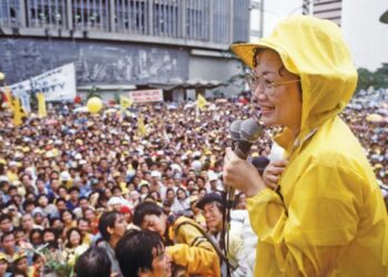 AQUINO berucap di hadapan himpunan orang ramai semasa demonstrasi di Manila pada 21 Ogos 1985. – AFP
