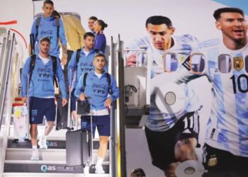LIONEL Messi bersama pasukan Argentina tiba di Lapangan Terbang Antarabangsa Hamad,  Doha semalam menjelang Piala Dunia 2022. – AFP
