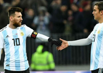 LIONEL Messi (kiri) akan menjadi kapten Argentina pada Piala Dunia 2022 dan Dybala pula tetap disenaraikan biarpun cedera.