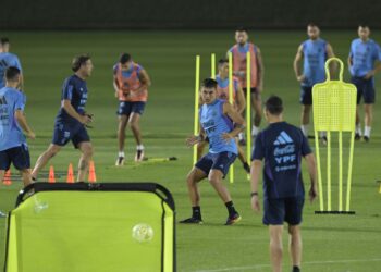 PENYERANG Argentina, Paulo Dybala (tengah) menjalani latihan bersama rakan sepasukan di Universiti Qatar, Doha semalam menjelang aksi pembukaan Piala Dunia 2022 menentang Arab Saudi hari ini. - AFP