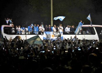 ORANG ramai mengerumi bas tidak berbumbung yang membawa pasukan Argentina mengelilingi bandar Buenos Aires sebaik sahaja mereka tiba dari Qatar selepas menjuarai Piala Dunia 2022. – AFP