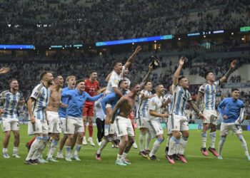 Pemain-pemain Argentina meraikan kejayaan menyingkirkan Belanda dalam saingan suku akhir Piala Dunia. - AFP