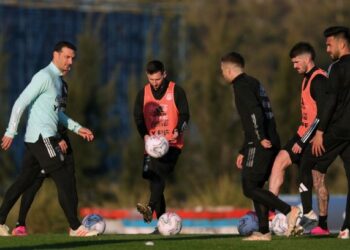 LIONEL Scaloni (kiri), Lionel Messi (dua dari kiri) bersama pemain tengah dan penyerang pada sesi latihan menjelang pertemuan dengan Ecuador di Goiania, Brazil, pagi esok. – AFP