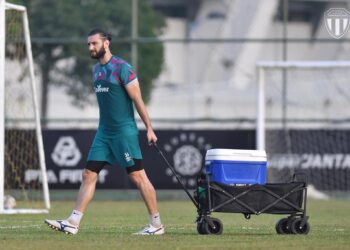 ARGZIM Redzovic menggalas tugas berat mengikat penggempur Harimau Selatan malam ini. - IHSAN TERENGGANU FC