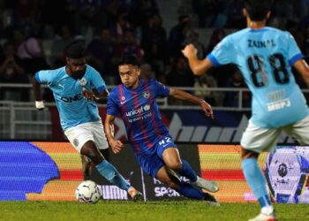 ARIF Aiman sentiasa menghadirkan ancaman terhadap kubu PJ City dalam aksi Liga Super di Stadium Majlis Bandaraya Petaling Jaya, malam ini.-UTUSAN/AMIR KHALID