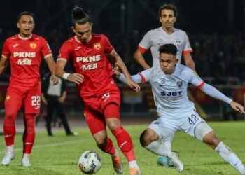 Ahmad Khuzaimi Piee (tengah) semasa beraksi dalam  Liga Super musim lalu.