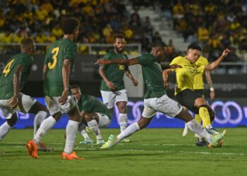 ARIF Aiman hanapi (kanan) diasak pemain Kepulauan Solomon dalam aksi persahabatan di Stadium Sultan Mizan Zainal Abidin, Gong Badak kelmarin. - UTUSAN/PUQTRA HAIRRY