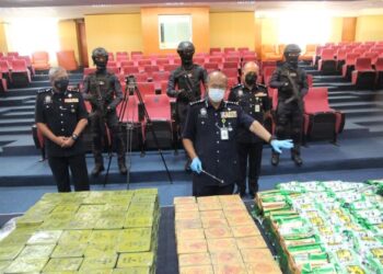 ARJUNAIDI Mohamed menunjukkan dadah jenis heroin base, slab 2 dan pil eramin 5 yang dirampas oleh JSJN Bukit Aman dalam tiga serbuan di Serdang, Ampang Jaya dan Subang Jaya, Selangor pada 5 Julai lalu.