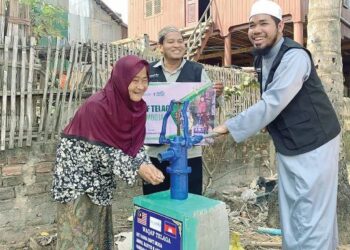 PENERIMA sumbangan dikenali sebagai Nenek Kalsom gembira mendapat kemudahan air menerusi Projek Waqaf Telaga di Kemboja yang digerakkan oleh Pertubuhan Arrasyid.