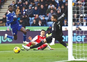 GABRIEL Martinelli (tengah) meledak gol tunggal Arsenal ketika menentang Leicester City dalam saingan Liga Perdana Inggeris di Stadium King Power, Leicester kelmarin. – AFP