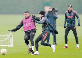 KEPULANGAN Gabriel Jesus (kiri) bersama Arsenal menyukarkan pengurus pasukan, Mikel Arteta untuk membuat pemilihan kesebelasan 
utama.
