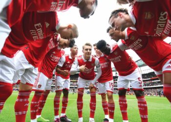 ARSENAL tidak boleh tewas lagi apabila berdepan Chelsea di Emirates esok atau harapan untuk mencabar Manchester City dalam perebutan gelaran Liga Perdana Inggeris musnah.