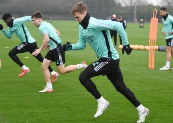 PEMAIN Arsenal menjalani latihan dalam suasana berhati-hati menjelang pertemuan menentang Manchester City hari ini ekoran penularan Covid-19 di kem pasukan.