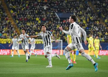 DUSAN Vlahovic  meraikan jaringannya bersama rakan sepasukan ketika membantu Juventus menentang Villarreal di Stadium La Ceramica, Vila-real, Sepanyol semalam.