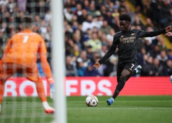 Saka melakukan rembatan kencang untuk menewaskan penjaga gol Leeds Illan Meslier. AGENSI