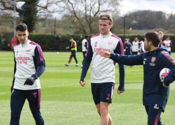ARSENAL turun dengan misi membawa pulang tiga mata apabila berdepan Liverpool di Anfield bagi mengukuhkan kedudukan pendahulu liga.