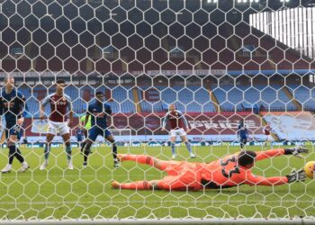 PENYERANG Aston Villa, Ollie Watkins (dua dari kiri) meledak gol kemenangan pasukannya ketika menentang Aston Villa dalam aksi Liga Perdana Inggeris di Villa Park, England hari ini. - AFP