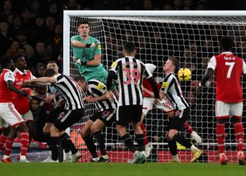 PENJAGA gol Newcastle United, Nick Pope menyelamatkan percubaan pemain Arsenal (jersi merah putih) dalam aksi Liga Perdana Inggeris di Stadium Emirates, London. - AFP