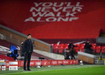 MIKEL Arteta menonton aksi pemainnya dari luar padang ketika Arsenal menentang Liverpool dalam perlawanan Liga Perdana Inggeris di Anfield, England awal pagi tadi. - AFP