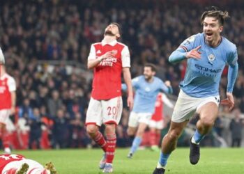 Jack Grealish (kanan) meraikan gol kedua Manchester City ketika menumpaskan Arsenal dalam saingan Liga Perdana Inggeris di Stadium Emirates, London semalam. – AFP