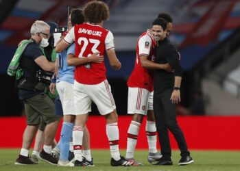 MIKEL Arteta (kanan) meraikan kemenangan Arsenal bersama pemainnya selepas tamat separuh akhir Piala FA di Stadium Wembley, London awal pagi tadi. Arsenal menewaskan Manchester City 2-0. - AFP