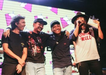 HUJAN memenangi anugerah 'Artist Of The Decade' dalam TAPAUawards 2019.