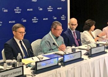 SAIFUDDIN ABDULLAH (dua dari kiri) ketika berucap sebagai panel diundang khas Sidang Kemuncak Keselamatan Asia anjuran IIIS di Singapura semalam. - Foto Wisma Putra