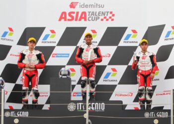 HAKIM Danish Ramli (tengah) memenangi  Perlumbaan 1 Pusingan Kedua, Asia Talent Cup (ATC) di Litar Antarabangsa Mandalika, Lombok, Indonesia. - IHSAN ASIA TALENT CUP